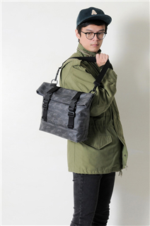 GUERRILLA-手做迷彩防水帆布折蓋式斜側揹/筆電包