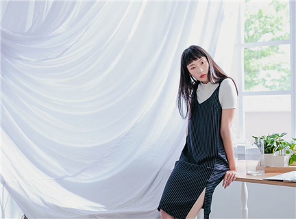 V領條紋不規則A字裙擺開岔吊帶裙